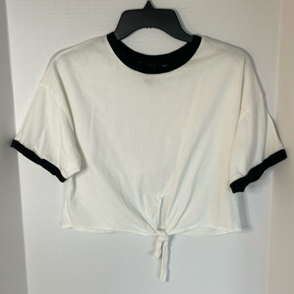 Forever 21 white cropped tee shirt with black bands & front tie women’s Medium